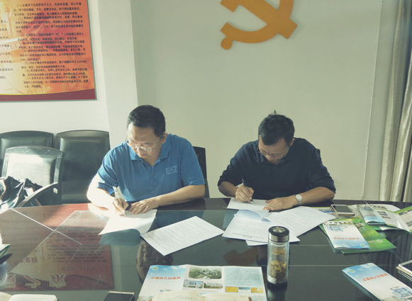学院院长赵牧与汉源县人民医院院长程立康签订实习与就业基地合作协议